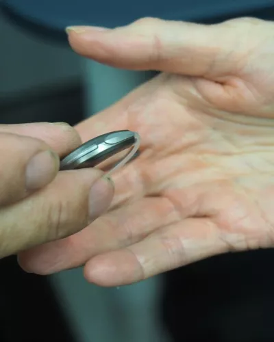 Renouvellement des appareils auditifs de Classe 1 du 100% santé en 2025