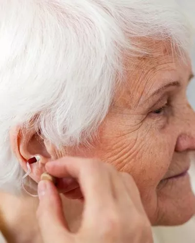 Appareil auditif qui siffle : explications et solutions